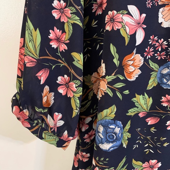 Violet & Claire floral blouse size Medium - Picture 3 of 8